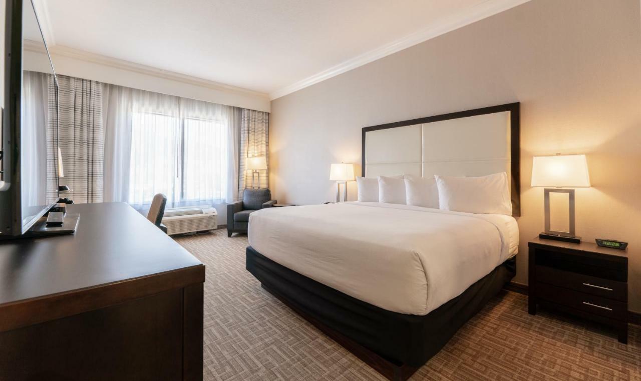 Hotel Kelowna & Conference Centre Εξωτερικό φωτογραφία