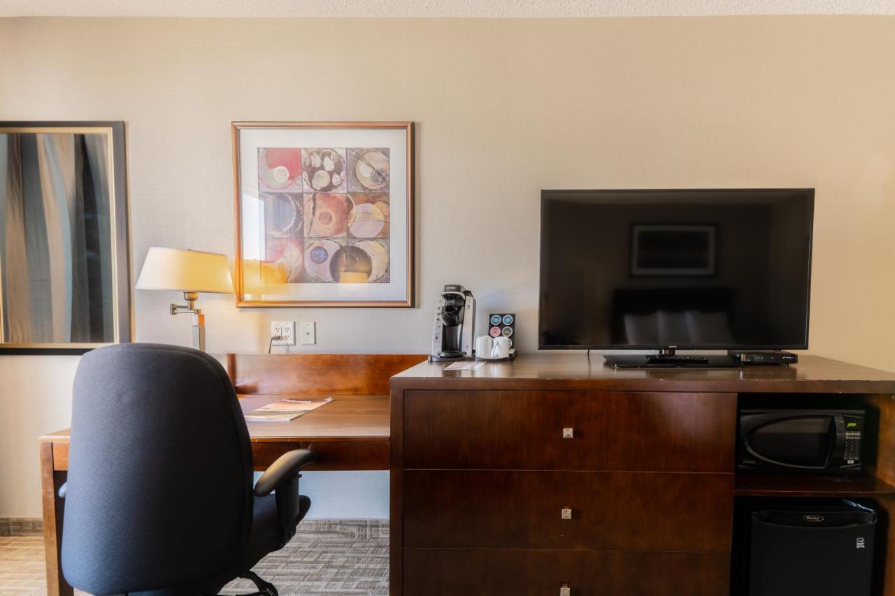 Hotel Kelowna & Conference Centre Εξωτερικό φωτογραφία